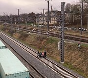 Vilniuje vaikinas &scaron;oko ant traukinio &ndash; nuplė&scaron;ė kabelį: elektra trenkė ir medikui