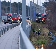 Į tvenkinį įlėkė automobilis