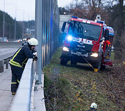 Į tvenkinį įlėkė automobilis