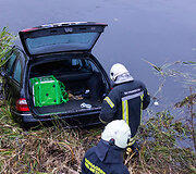 Į tvenkinį įlėkė automobilis
