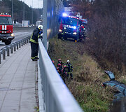 Į tvenkinį įlėkė automobilis
