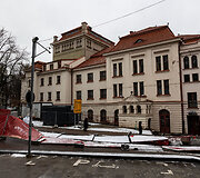 Stiprus vėjas Vilniuje i&scaron;vartė apsaugines tvoras 