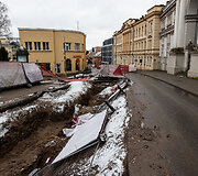Stiprus vėjas Vilniuje i&scaron;vartė apsaugines tvoras 