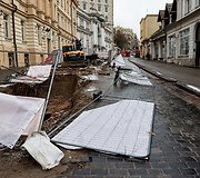 Stiprus vėjas Vilniuje i&scaron;vartė apsaugines tvoras 