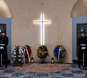 Vainikų padėjimo ceremonija 1863&ndash;1864 m. sukilimo vadams ir sukilėliams atminti Senųjų Rasų kapinių koplyčioje-kolumbariume