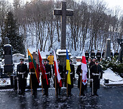 Vainikų padėjimo ceremonija 1863&ndash;1864 m. sukilimo vadams ir sukilėliams atminti Senųjų Rasų kapinių koplyčioje-kolumbariume
