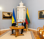 Volodymyras Zelenskis, Gitanas Nausėda