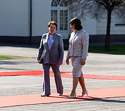 Sirje Karis, Diana Nausėdienė