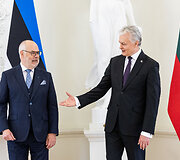 Alaras Karisas, Gitanas Nausėda