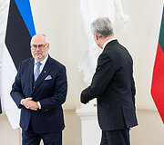 Alaras Karisas, Gitanas Nausėda