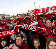 Fanai prie Baltojo tilto &scaron;venčia su čempionų titulą i&scaron;koviojusiu Vilniaus &bdquo;Rytu&ldquo;