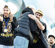 Fanai prie Baltojo tilto &scaron;venčia su čempionų titulą i&scaron;koviojusiu Vilniaus &bdquo;Rytu&ldquo;