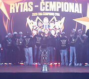 Fanai prie Baltojo tilto &scaron;venčia su čempionų titulą i&scaron;koviojusiu Vilniaus &bdquo;Rytu&ldquo;
