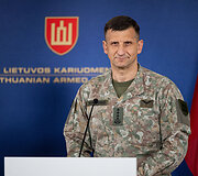 Bendra generolų Alexus D. Grynkewich ir Raimundo Vaik&scaron;noro spaudos konferencija