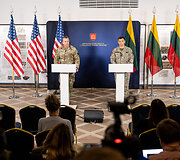 Bendra generolų Alexus D. Grynkewich ir Raimundo Vaik&scaron;noro spaudos konferencija