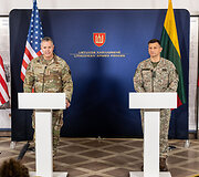 Bendra generolų Alexus D. Grynkewich ir Raimundo Vaik&scaron;noro spaudos konferencija
