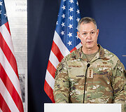 Bendra generolų Alexus D. Grynkewich ir Raimundo Vaik&scaron;noro spaudos konferencija