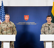 Bendra generolų Alexus D. Grynkewich ir Raimundo Vaik&scaron;noro spaudos konferencija