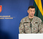 Bendra generolų Alexus D. Grynkewich ir Raimundo Vaik&scaron;noro spaudos konferencija