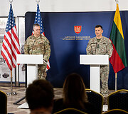 Bendra generolų Alexus D. Grynkewich ir Raimundo Vaik&scaron;noro spaudos konferencija