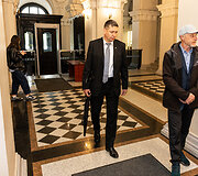 Nuosprendžio skelbimas sukčiavimu, piktnaudžiavimu ir dokumentų klastojimu kaltinamam buvusiam kariuomenės vadui Valdemarui Rup&scaron;iui