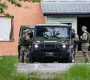 Gudžių kaime Karo policija ir Lietuvos kariuomenė ie&scaron;ko drono