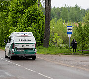 Gudžių kaime Karo policija ir Lietuvos kariuomenė ie&scaron;ko drono