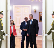 Bendra Europos Komisijos Pirmininkės ir Baltijos &scaron;alių Prezidentų spaudos konferencija Prezidento rūmuose