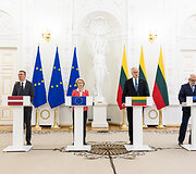 Bendra Europos Komisijos Pirmininkės ir Baltijos &scaron;alių Prezidentų spaudos konferencija Prezidento rūmuose