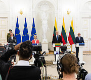Bendra Europos Komisijos Pirmininkės ir Baltijos &scaron;alių Prezidentų spaudos konferencija Prezidento rūmuose
