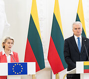 Bendra Europos Komisijos Pirmininkės ir Baltijos &scaron;alių Prezidentų spaudos konferencija Prezidento rūmuose