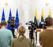 Bendra Europos Komisijos Pirmininkės ir Baltijos &scaron;alių Prezidentų spaudos konferencija Prezidento rūmuose