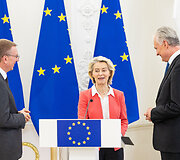 Bendra Europos Komisijos Pirmininkės ir Baltijos &scaron;alių Prezidentų spaudos konferencija Prezidento rūmuose