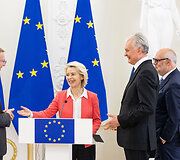Bendra Europos Komisijos Pirmininkės ir Baltijos &scaron;alių Prezidentų spaudos konferencija Prezidento rūmuose