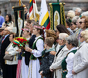 Valstybės vėliavos pakėlimo ceremonija Nepriklausomybės aik&scaron;tėje, Gedulo ir vilties bei Okupacijos ir genocido dienoms atminti