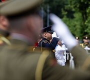 Valstybės vėliavos pakėlimo ceremonija Nepriklausomybės aik&scaron;tėje, Gedulo ir vilties bei Okupacijos ir genocido dienoms atminti
