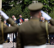 Valstybės vėliavos pakėlimo ceremonija Nepriklausomybės aik&scaron;tėje, Gedulo ir vilties bei Okupacijos ir genocido dienoms atminti