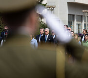 Valstybės vėliavos pakėlimo ceremonija Nepriklausomybės aik&scaron;tėje, Gedulo ir vilties bei Okupacijos ir genocido dienoms atminti
