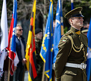 Valstybės vėliavos pakėlimo ceremonija Nepriklausomybės aik&scaron;tėje, Gedulo ir vilties bei Okupacijos ir genocido dienoms atminti