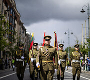 Pagarbos eisena Vilniuje nuo Nepriklausomybės aik&scaron;tės iki Aukų gatvės, okupacijos, genocido ir sovietmečio represijų aukų pagerbimo ceremonija prie paminklų politiniams kaliniams ir tremtiniams