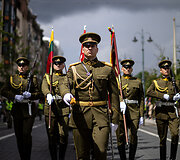 Pagarbos eisena Vilniuje nuo Nepriklausomybės aik&scaron;tės iki Aukų gatvės, okupacijos, genocido ir sovietmečio represijų aukų pagerbimo ceremonija prie paminklų politiniams kaliniams ir tremtiniams