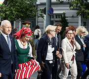 Pagarbos eisena Vilniuje nuo Nepriklausomybės aik&scaron;tės iki Aukų gatvės, okupacijos, genocido ir sovietmečio represijų aukų pagerbimo ceremonija prie paminklų politiniams kaliniams ir tremtiniams