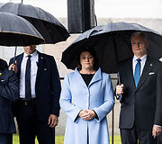 Pagarbos eisena Vilniuje nuo Nepriklausomybės aik&scaron;tės iki Aukų gatvės, okupacijos, genocido ir sovietmečio represijų aukų pagerbimo ceremonija prie paminklų politiniams kaliniams ir tremtiniams