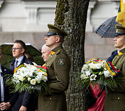 Pagarbos eisena Vilniuje nuo Nepriklausomybės aik&scaron;tės iki Aukų gatvės, okupacijos, genocido ir sovietmečio represijų aukų pagerbimo ceremonija prie paminklų politiniams kaliniams ir tremtiniams