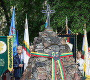 Pagarbos eisena Vilniuje nuo Nepriklausomybės aik&scaron;tės iki Aukų gatvės, okupacijos, genocido ir sovietmečio represijų aukų pagerbimo ceremonija prie paminklų politiniams kaliniams ir tremtiniams