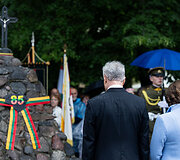Pagarbos eisena Vilniuje nuo Nepriklausomybės aik&scaron;tės iki Aukų gatvės, okupacijos, genocido ir sovietmečio represijų aukų pagerbimo ceremonija prie paminklų politiniams kaliniams ir tremtiniams