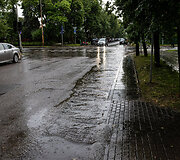 Nuo gausaus lietaus patvinusi gatvė Žveryne