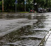 Nuo gausaus lietaus patvinusi gatvė Žveryne