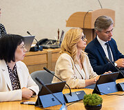 Naujoji, M. Sinkevičiaus vadovaujama, vyriausybė susirinko į pirmąjį posėdį