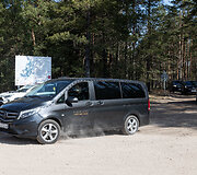 Laidojimo paslaugų automobiliai i&scaron;vyksta i&scaron; nelaimės vietos Pabradėje